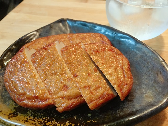 つけあげ(勘場蒲鉾)と焼酎水割り.JPG