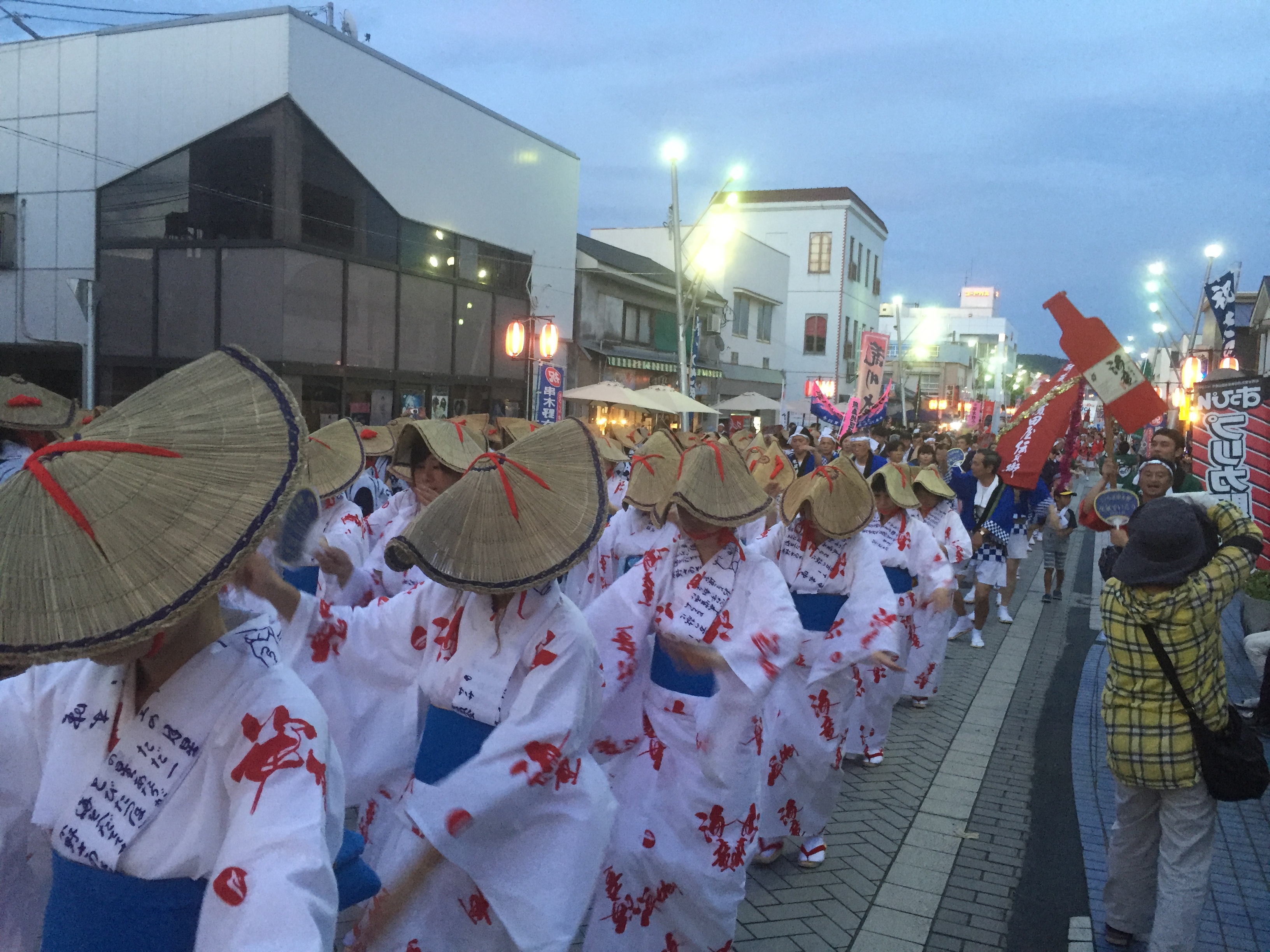 商店街をさのさ踊りでうめつくす